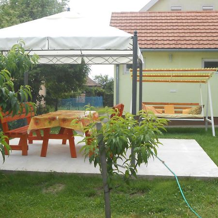 Apartamento Nóra Apartman Balatonfůzfő Exterior foto