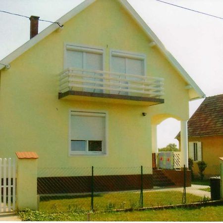 Apartamento Nóra Apartman Balatonfůzfő Exterior foto