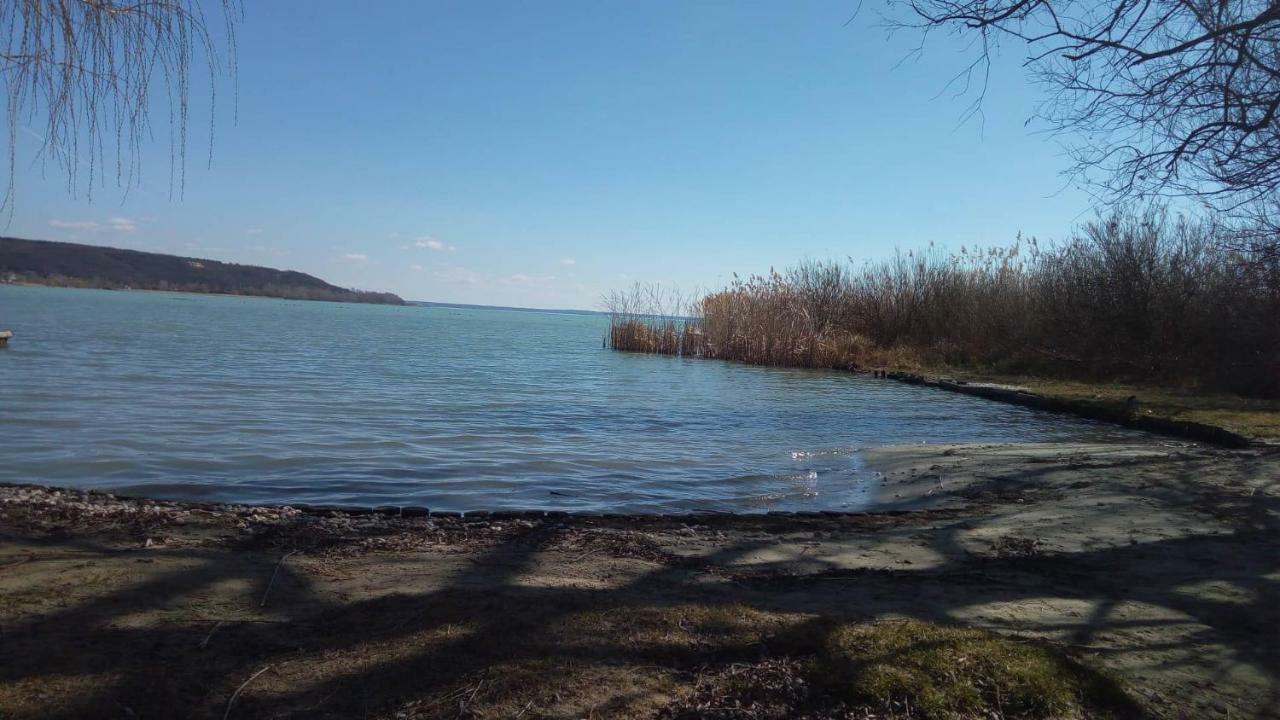 Apartamento Nóra Apartman Balatonfůzfő Exterior foto