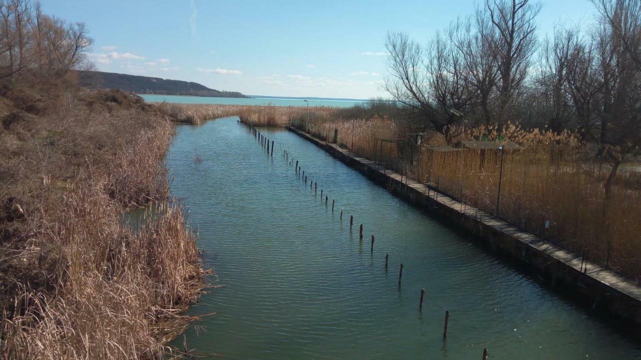 Apartamento Nóra Apartman Balatonfůzfő Exterior foto